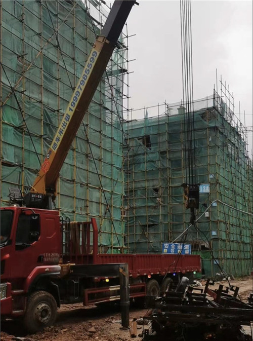 盐亭县“慢工细活”—— 吊车的 “微动控制” 技术